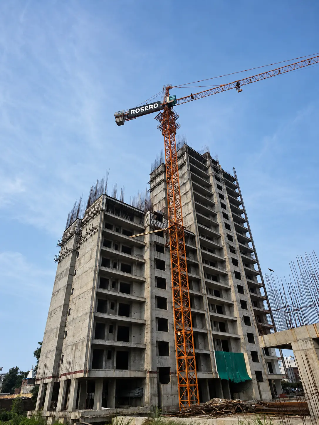 Roseró Elena tower and branded construction crane