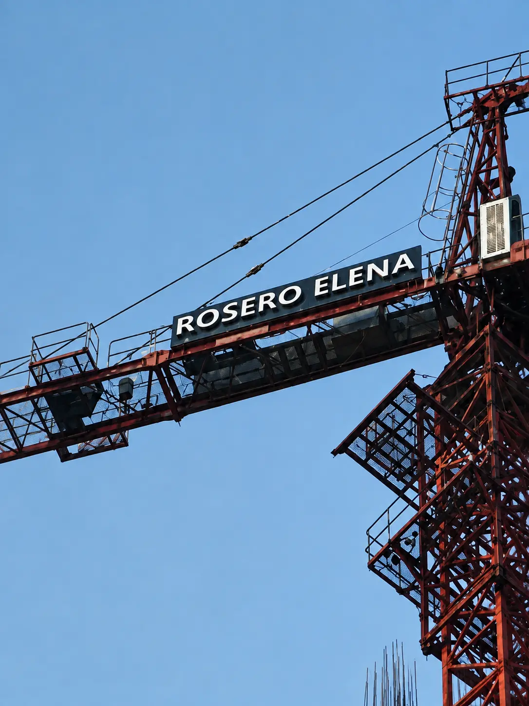 Roseró Elena branded site crane